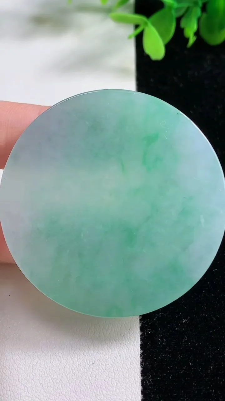 天然A货翡翠无事牌吊坠镶嵌件，尺寸51.5-6.6，重量:42.66g
11月9日