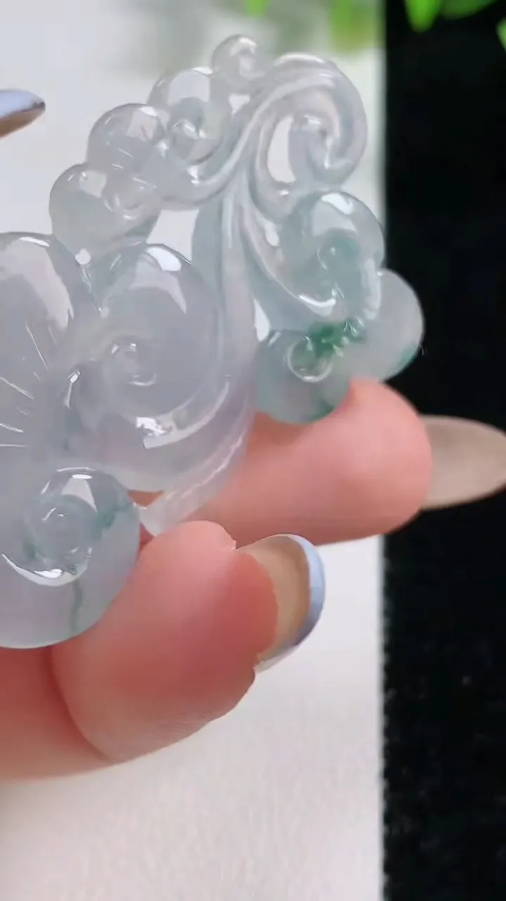 天然A货翡翠冰种飘花如意吊坠，尺寸45.8-25.2-5.5，重量:9.64g
11月9日