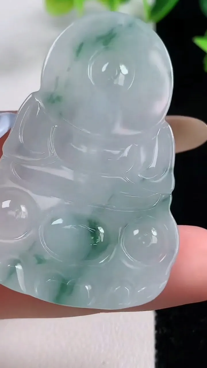 天然A货翡翠冰种飘花正装观音菩萨吊坠，尺寸53-33.7-5.7，重量:19.00g
11月9日