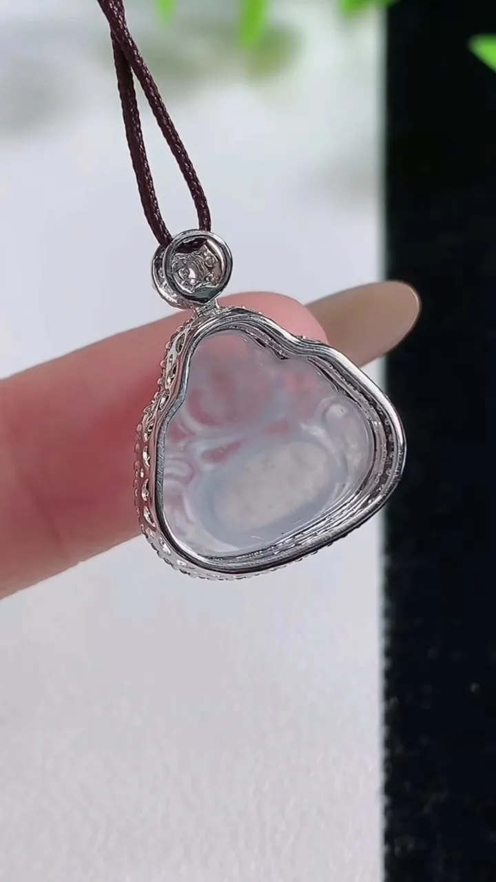 天然A货翡翠种白冰佛公吊坠，尺寸21-17-7.2裸石13.9-14.6，重量:2.40g
11月9日