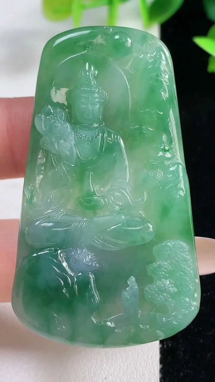 天然A货翡翠大势至观音菩萨吊坠，尺寸58.6-32.6-5.8，重量:24.44g
11月9日