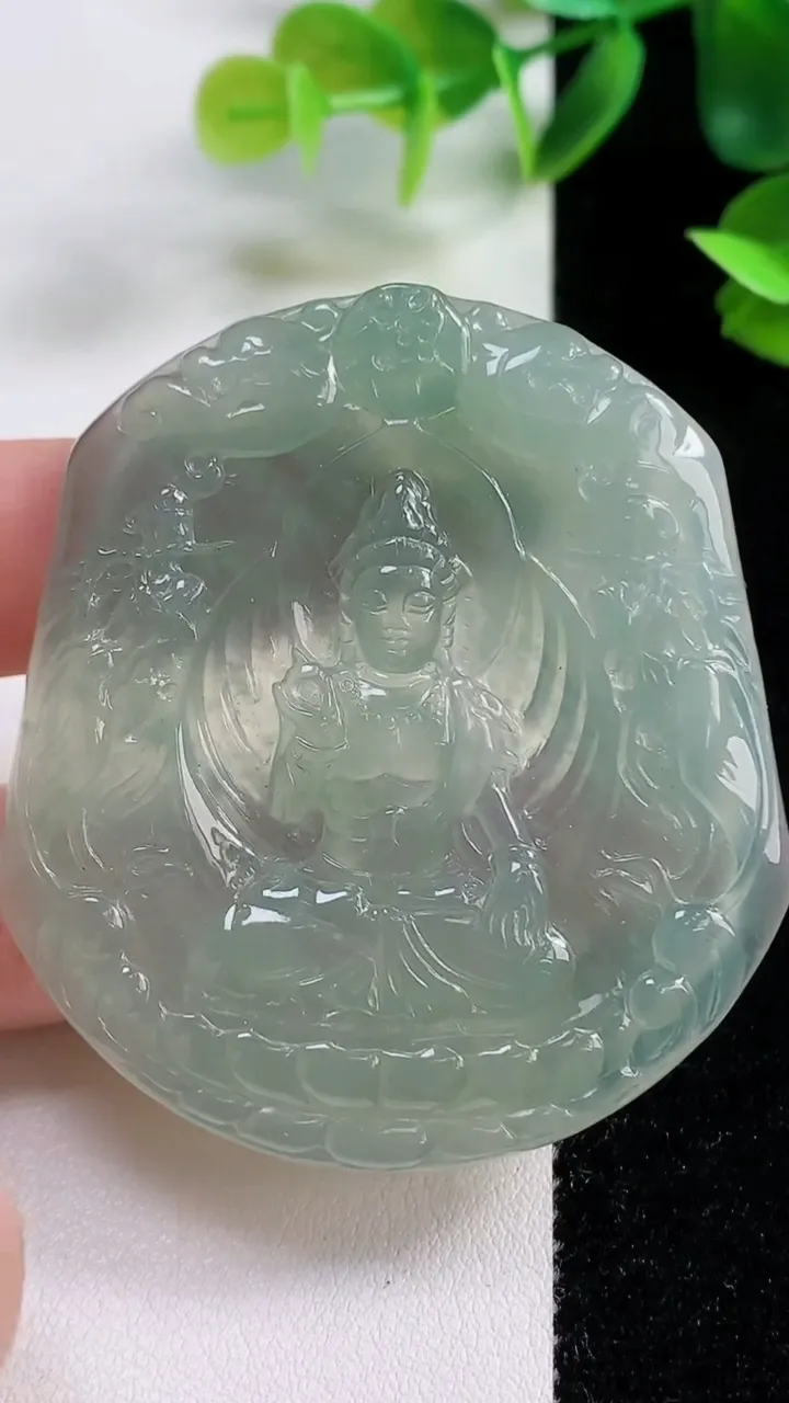 天然A货翡翠观音菩萨吊坠，尺寸56.2-48.3-4.7，重量:30.35g
11月9日