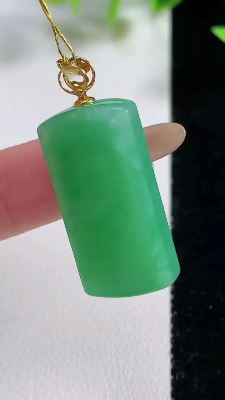 天然A货翡翠无事牌吊坠，尺寸28.8-13.8-8.7，重量:10.00g
11月9日