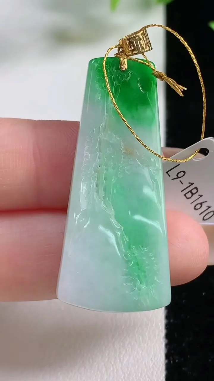 天然A货翡翠山水牌吊坠，尺寸40.8-18-6.7，重量:9.61g
11月9日