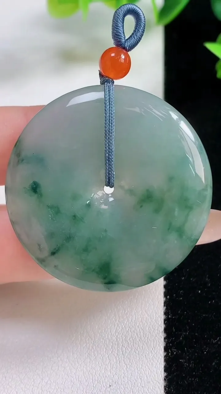 天然A货翡翠冰种飘花平安扣吊坠，尺寸39.3-5.4，重量:18.60g
11月9日