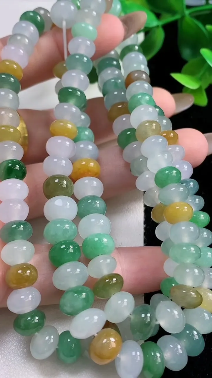 天然A货翡翠种三彩算盘珠项链132颗，尺寸8.9-6.5，重量:94.80g
11月9日
