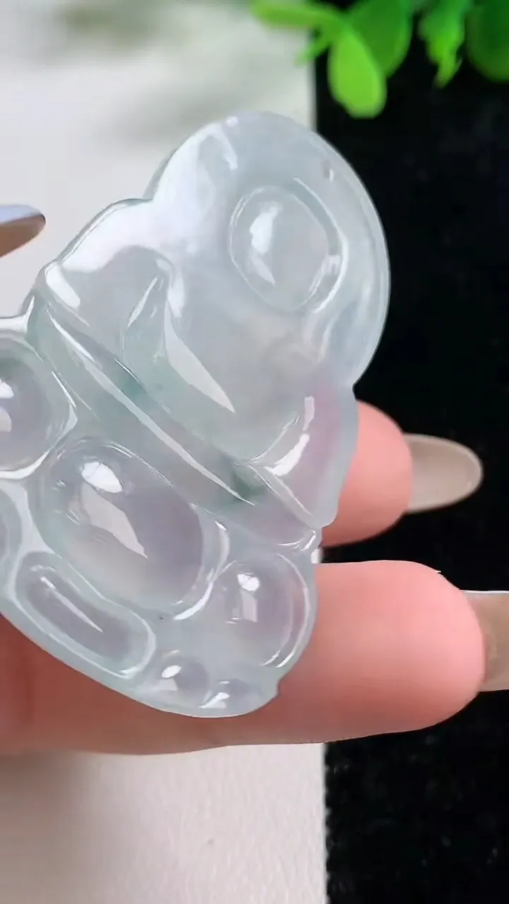 天然A货翡翠种飘花正装观音菩萨吊坠，尺寸52.8-36-6.5，重量:20.19g
11月9日