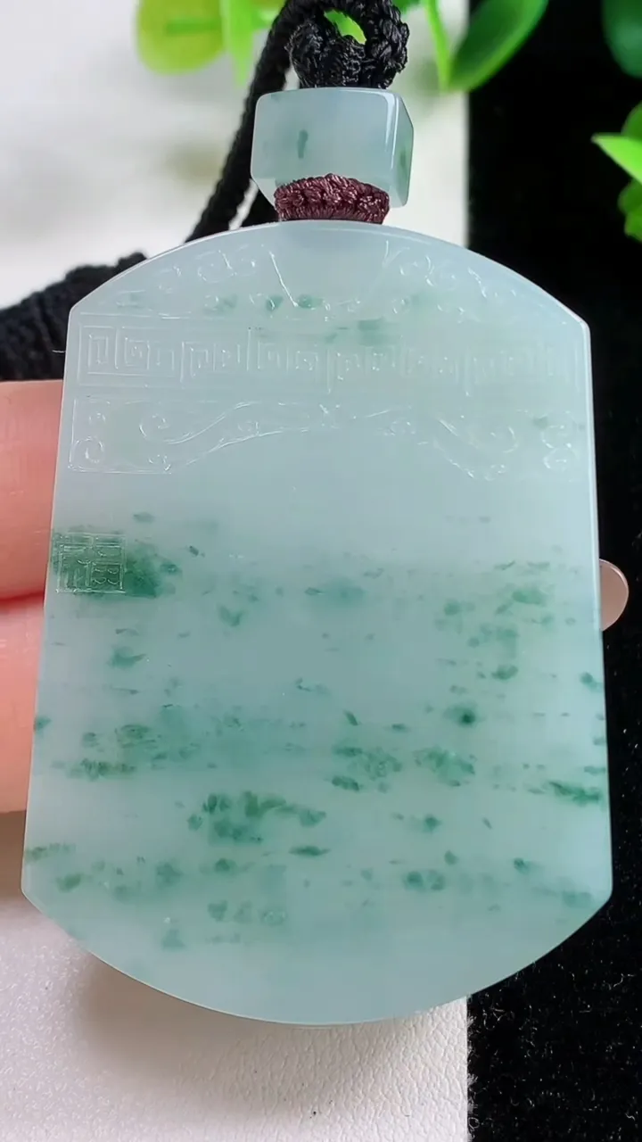 天然A货翡翠冰种飘花无事牌吊坠，尺寸54-39.2-5.7，重量:40.71g
11月9日