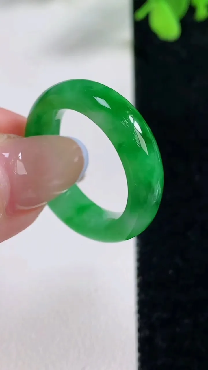 天然A货翡翠指环 戒指，尺寸18.8-6.5-4.1，重量:5.47g2025年11月9日
工厂直销收藏佳品,种好水足，色泽均匀，有种有色，上手高大气！