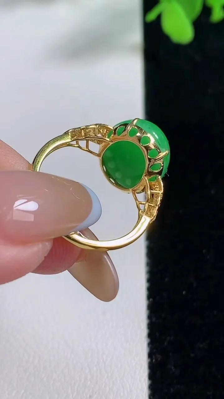 天然A货翡翠蛋面戒指，尺寸17.5-13.7-11.4-7.6，重量:3.49g2025年11月9日
工厂直销收藏佳品,种好水足，色泽均匀，有种有色，上手高大气！