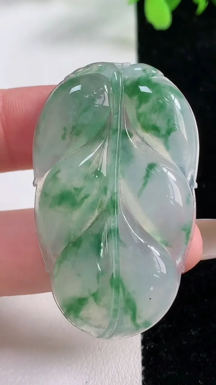 天然A货翡翠种飘花金枝玉叶 叶子吊坠，尺寸48.5-29.5-5.3，重量:14.32g
11月9日