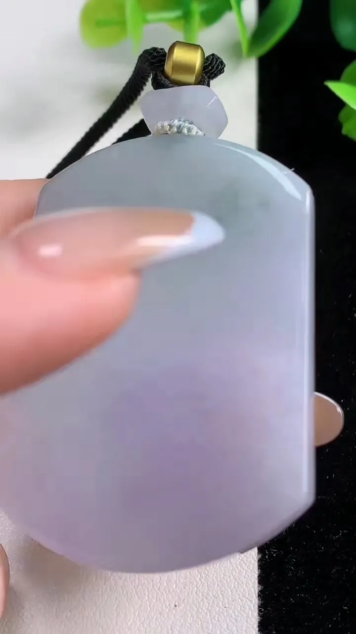 天然A货翡翠冰种春带彩 紫罗兰无事牌吊坠，尺寸53.6-40-6.3，重量:40.50g
11月9日