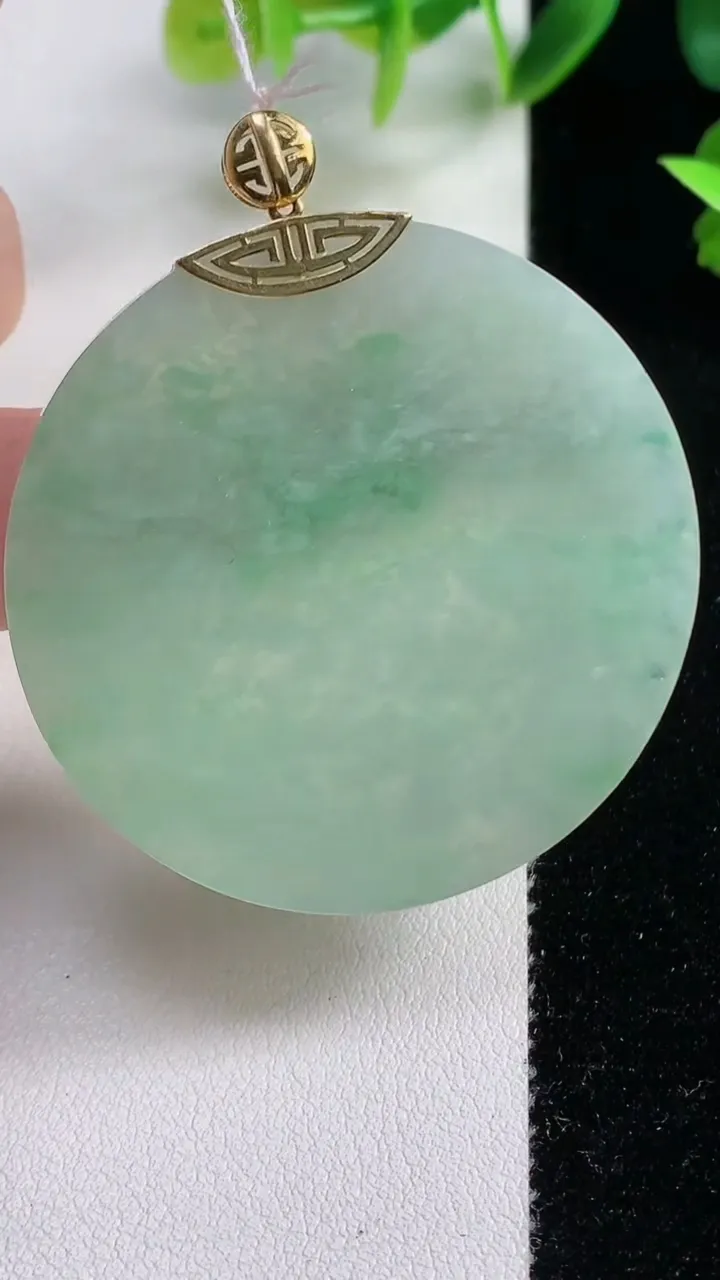 天然A货翡翠无事牌吊坠，尺寸44.4-3.8，重量:18.28g
11月9日