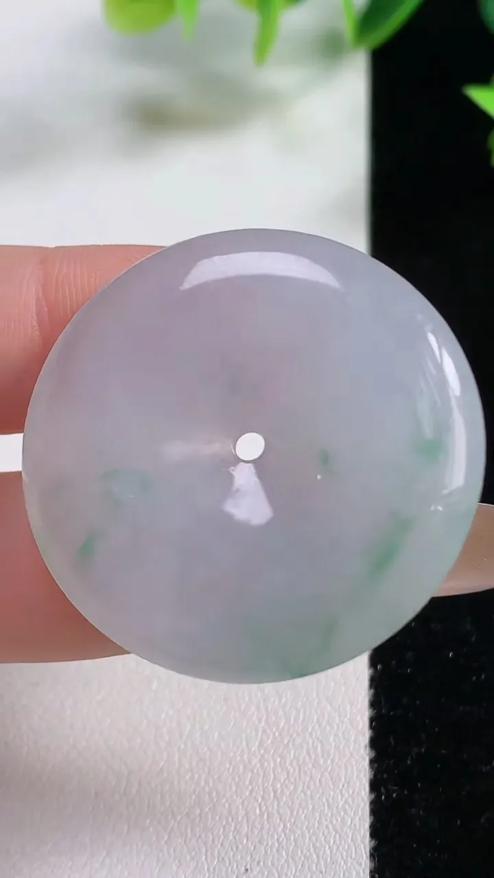 天然A货翡翠平安扣吊坠，尺寸35-5.4，重量:14.07g
11月9日