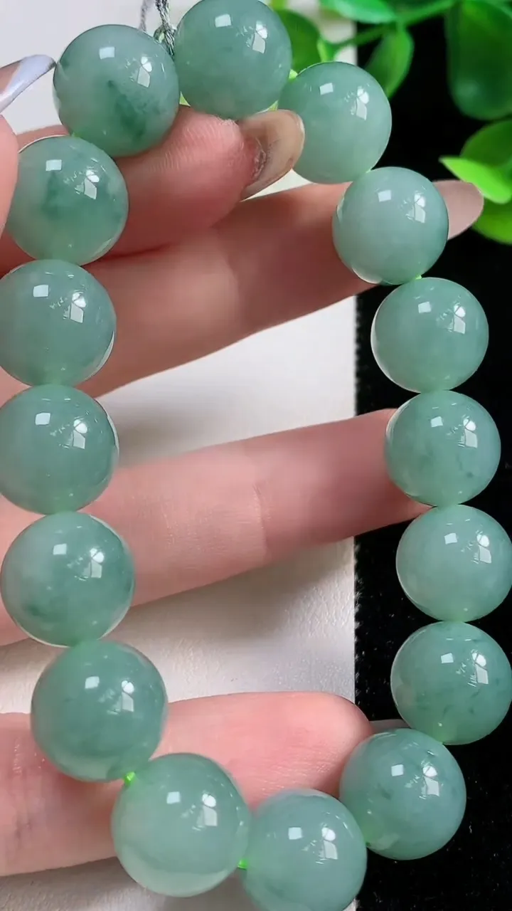 天然A货翡翠种飘花圆珠手串16颗，尺寸12.3，重量:52.16g11月9日
工厂直销收藏佳品,种好