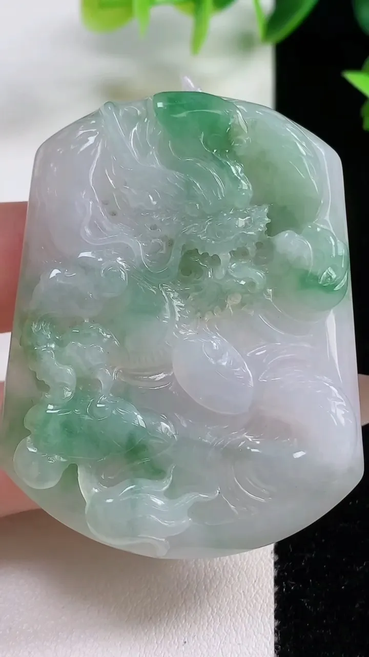 天然A货翡翠冰种飘花龙牌吊坠，尺寸54.2-42.5-5.7，重量:27.28g
11月9日