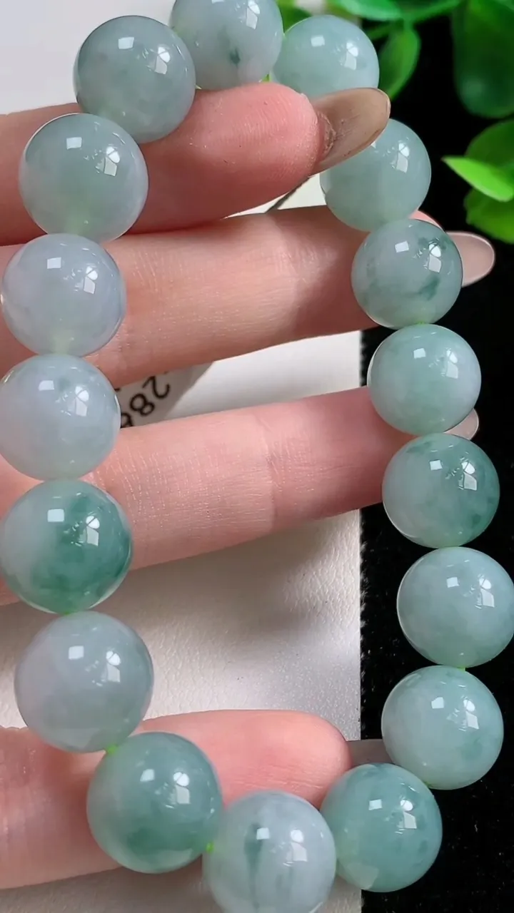 天然A货翡翠种飘花圆珠手串17颗，尺寸12.4，重量:53.73g11月9日
工厂直销收藏佳品,种好水足，色泽均匀，有种有色，上手高大气！