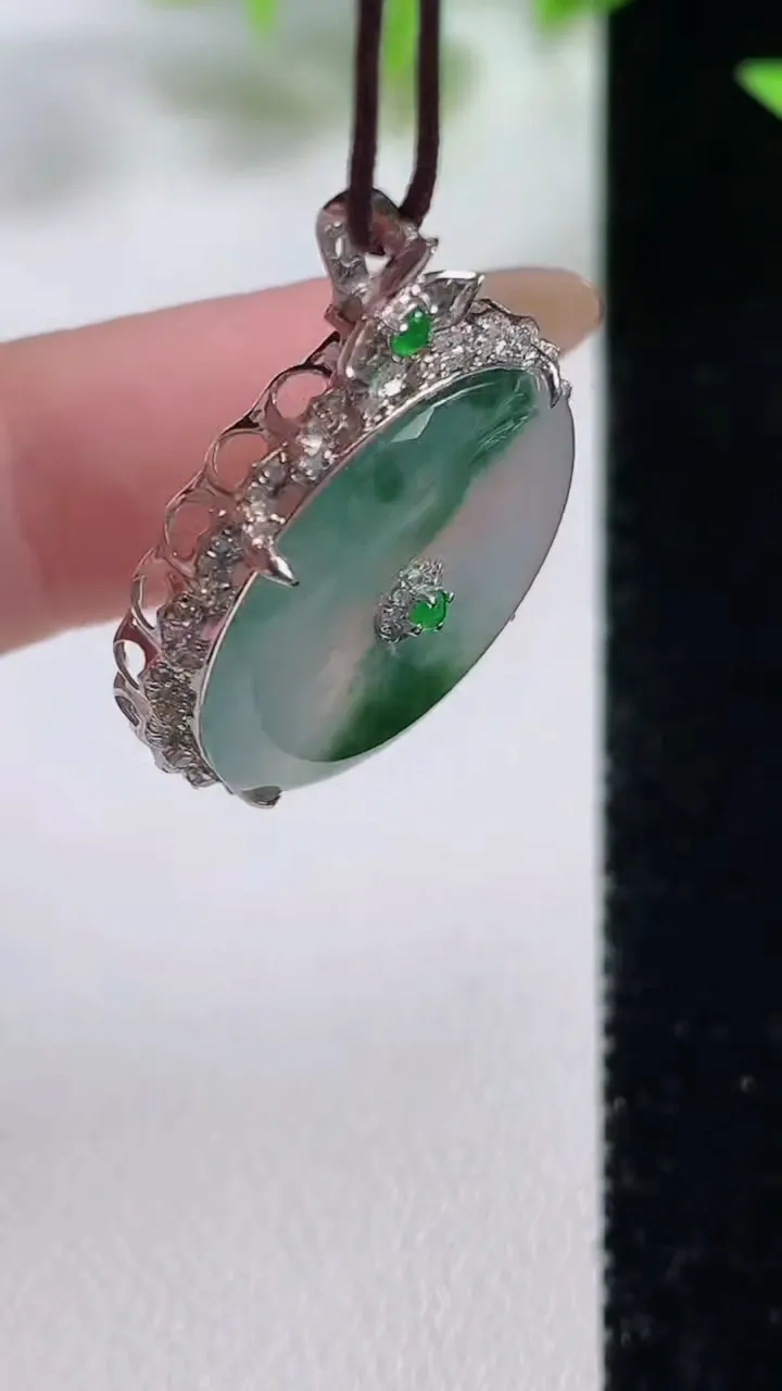 天然A货翡翠种飘花平安扣吊坠，尺寸29.7-22-6.4裸石20.5，重量:4.16g
11月9日