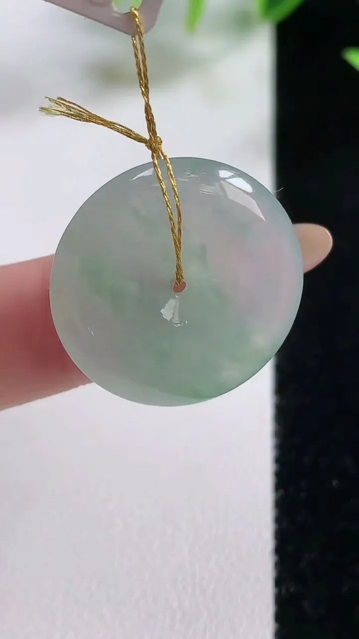 天然A货翡翠冰种飘花平安扣吊坠，尺寸23.8-4.8，重量:5.49g
11月9日