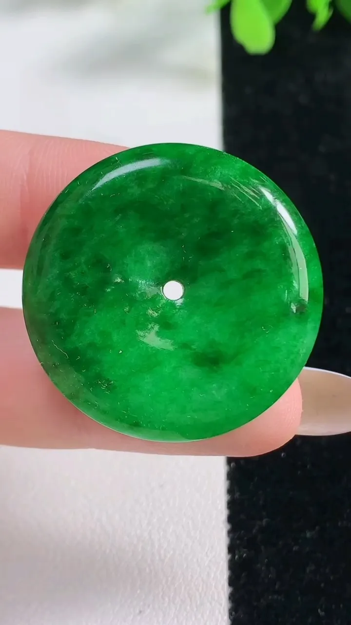 天然A货翡翠平安扣吊坠，尺寸32-5.3，重量:11.00g
11月9日