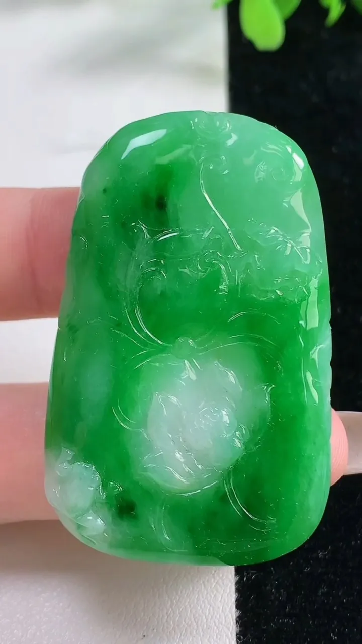 天然A货翡翠和和美美 荷叶鱼吊坠，尺寸49.5-31.5-5.2，重量:18.80g
11月9日