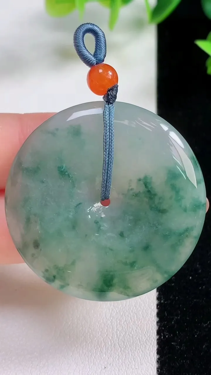 天然A货翡翠冰种飘花平安扣吊坠，尺寸39.3-5.4，重量:18.60g
11月9日