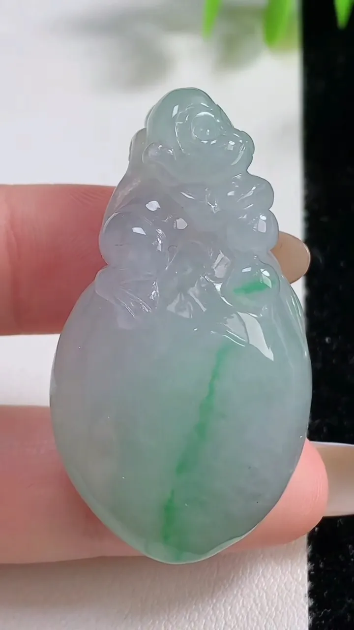 天然A货翡翠福瓜吊坠，尺寸45-25.8-12，重量:22.85g
11月9日