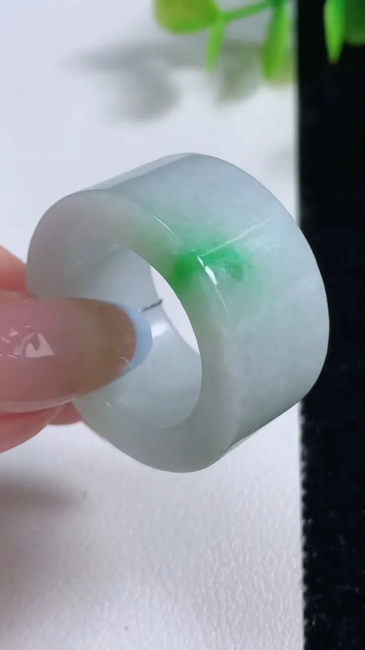 天然A货翡翠扳指 指环 戒指 ，尺寸20-14-4.6，重量:18.06g2025年11月9日
工厂直销收藏佳品,种好水足，色泽均匀，有种有色，上手高大气！