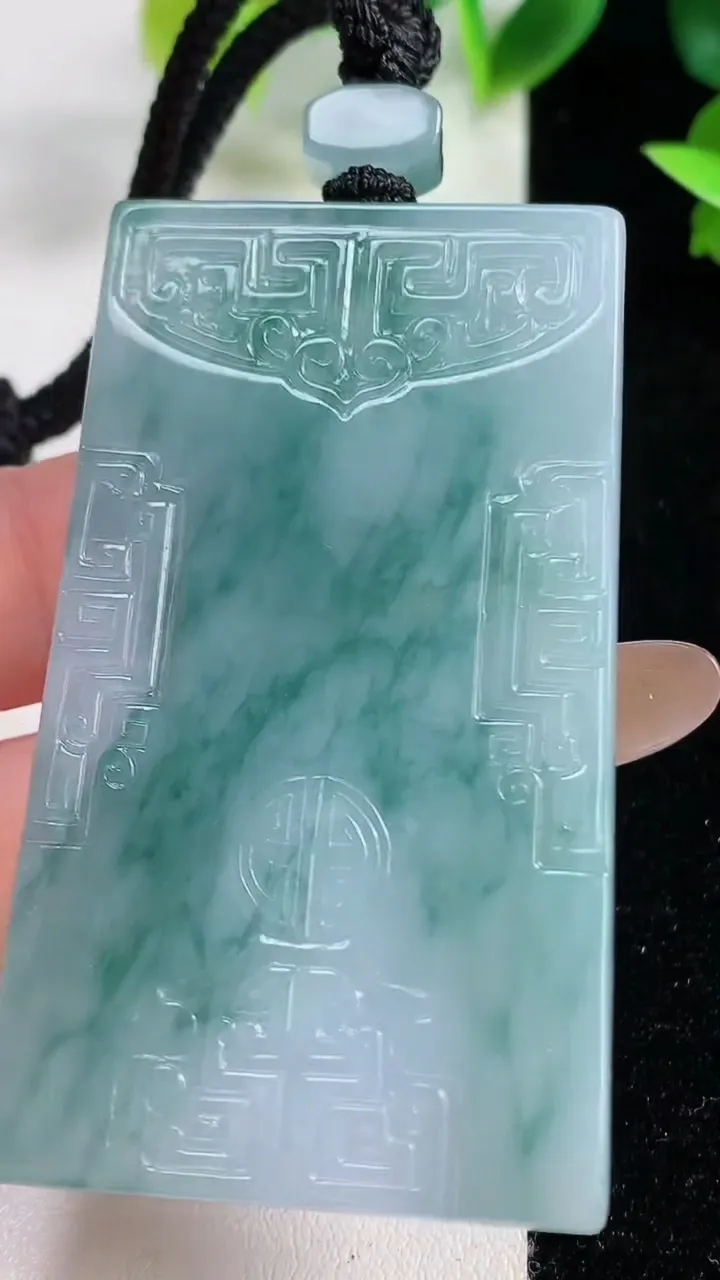 天然A货翡翠冰种飘花仿古无事牌吊坠，尺寸60-34.2-6.4，重量:42.64g
11月9日