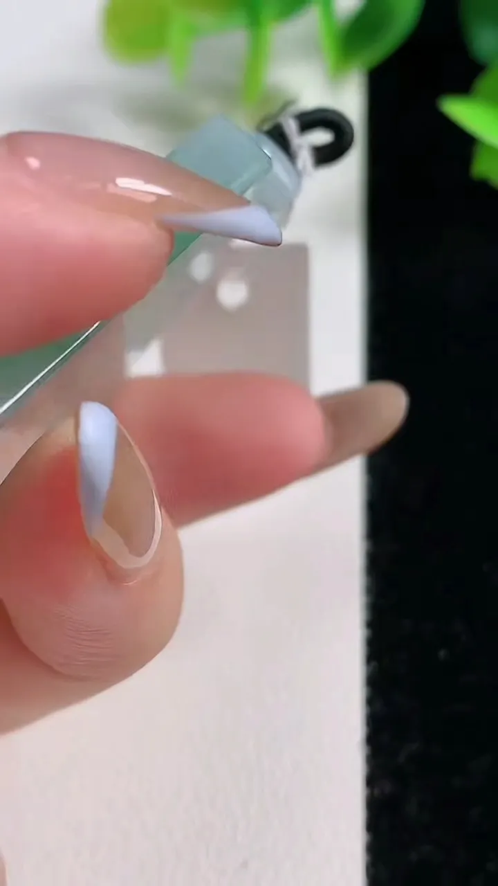 天然A货翡翠无事牌吊坠，尺寸52.7-41.2-6.2，重量:37.07g
11月9日