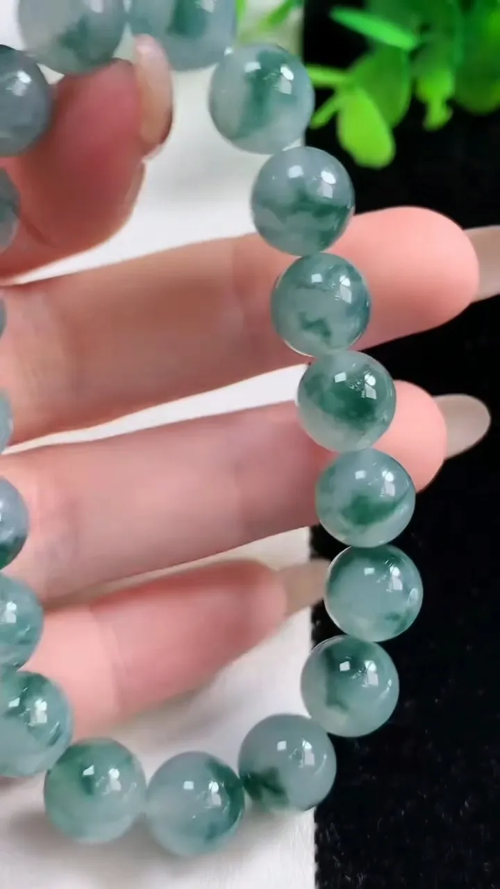 天然A货翡翠种飘花圆珠手串19颗，尺寸10，重量:32.68g11月9日
工厂直销收藏佳品,种好水足，色泽均匀，有种有色，上手高大气！