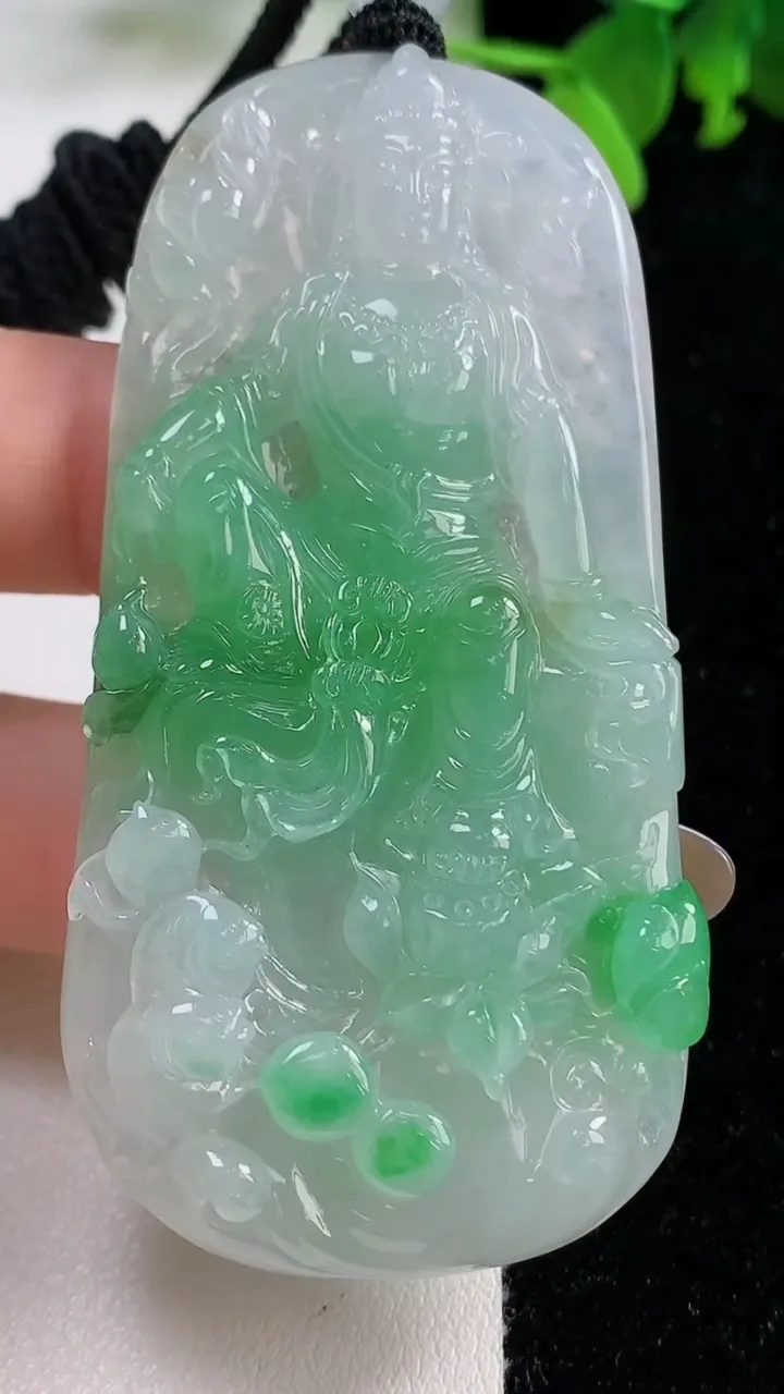 天然A货翡翠观音菩萨吊坠，尺寸71-35.4-8，重量:42.17g
11月9日