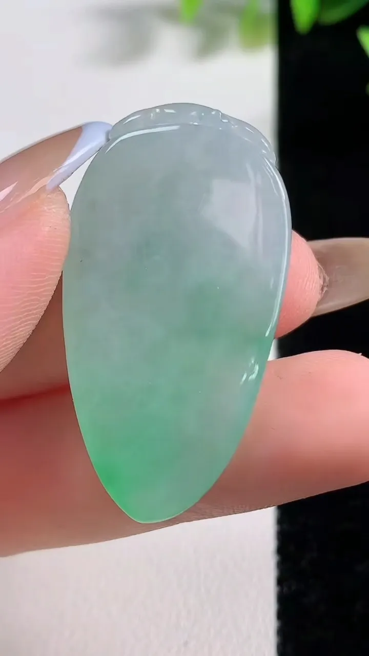 天然A货翡翠福瓜吊坠，尺寸39.5-20.6-6，重量:10.62g
11月9日