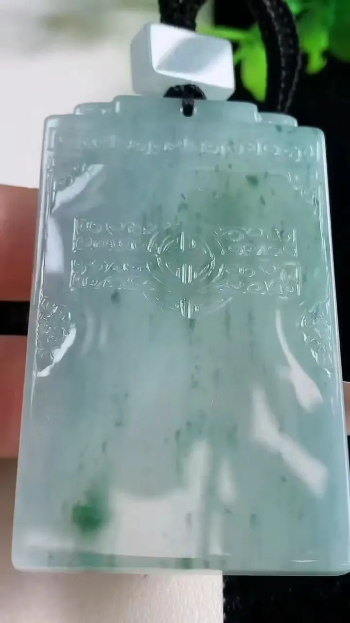 天然A货翡翠种飘花仿古无事牌吊坠，尺寸63.6-38.6-6.6，重量:53.64g
11月9日