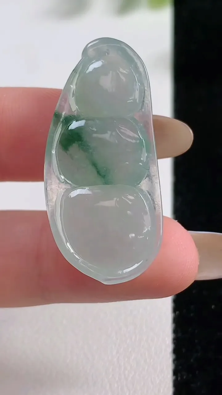 天然A货翡翠冰种飘花福豆吊坠，尺寸37-18.4-5.5，重量:6.59g
11月9日