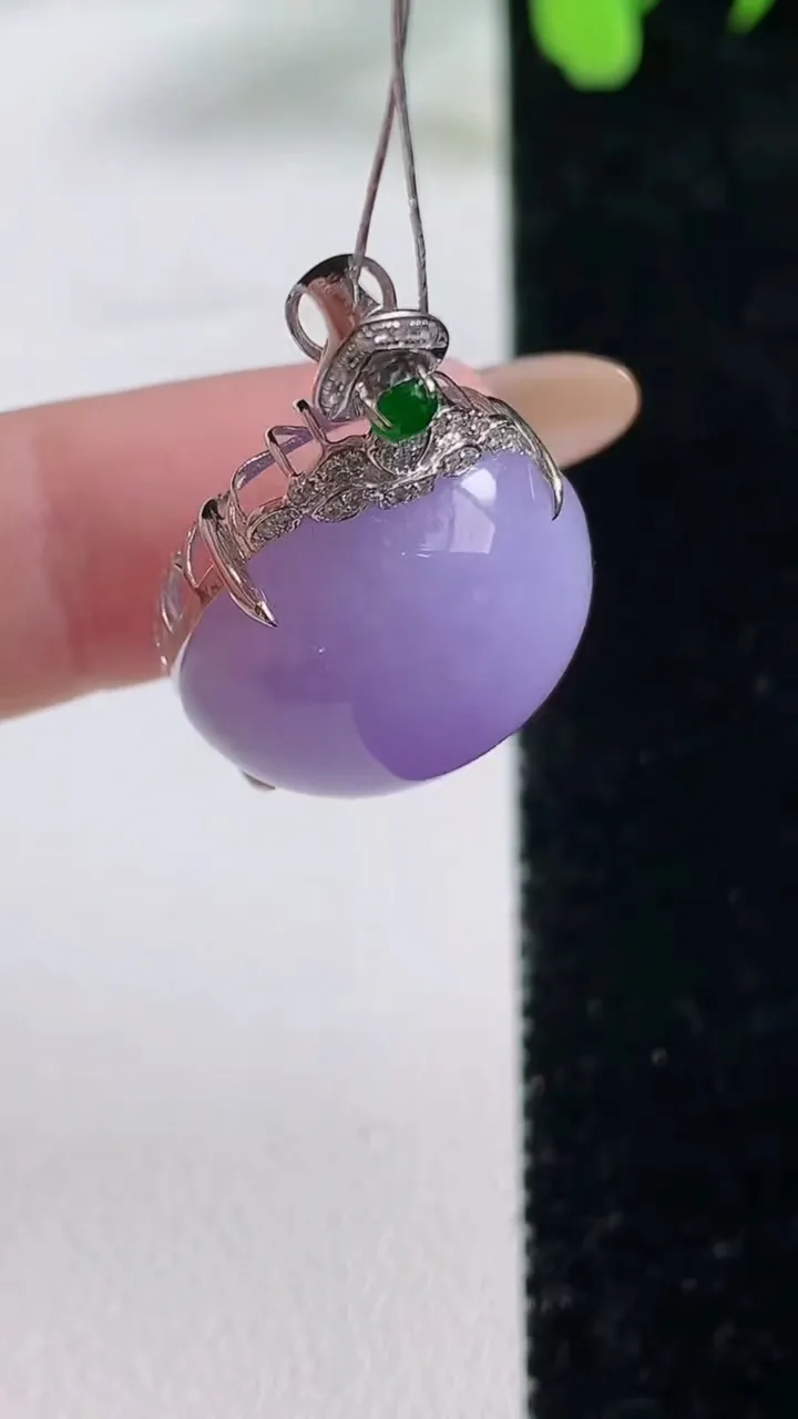 天然A货翡翠种紫罗兰蛋面吊坠，尺寸28.6-18.3-18.9-11.5，重量:7.42g
11月9日