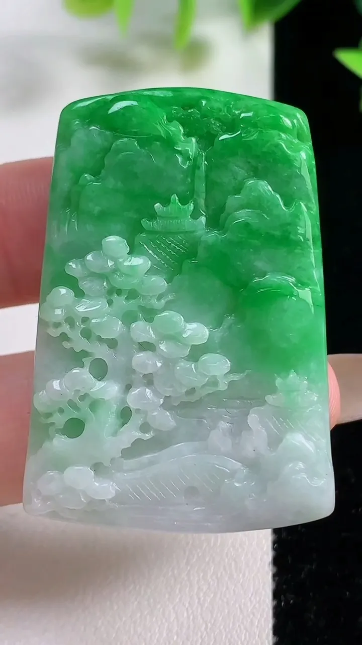 天然A货翡翠山水牌吊坠，尺寸44.4-30.4-5.2，重量:17.46g
11月9日