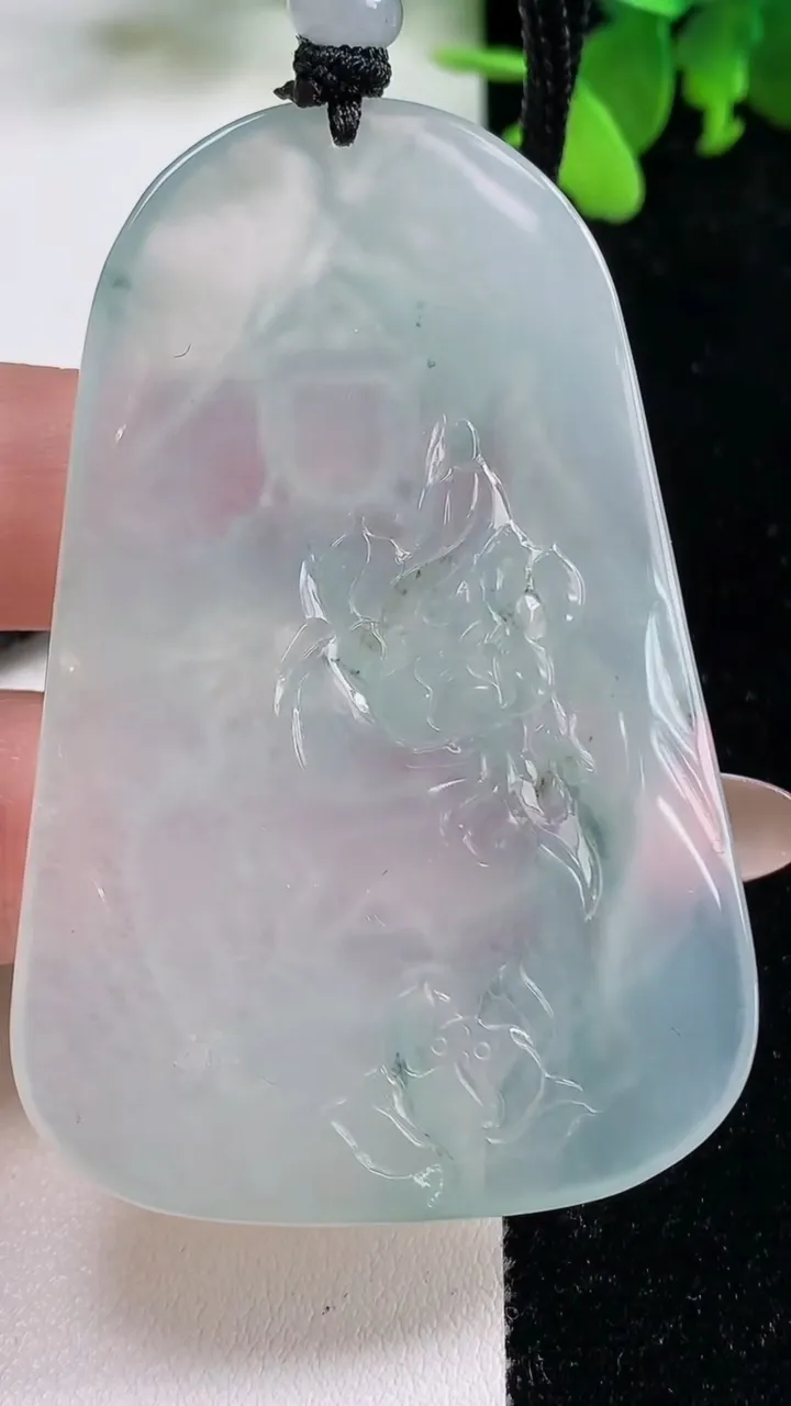 天然A货翡翠种飘花虚空藏菩萨吊坠，尺寸65.3-43-5.7，重量:36.96g
11月9日