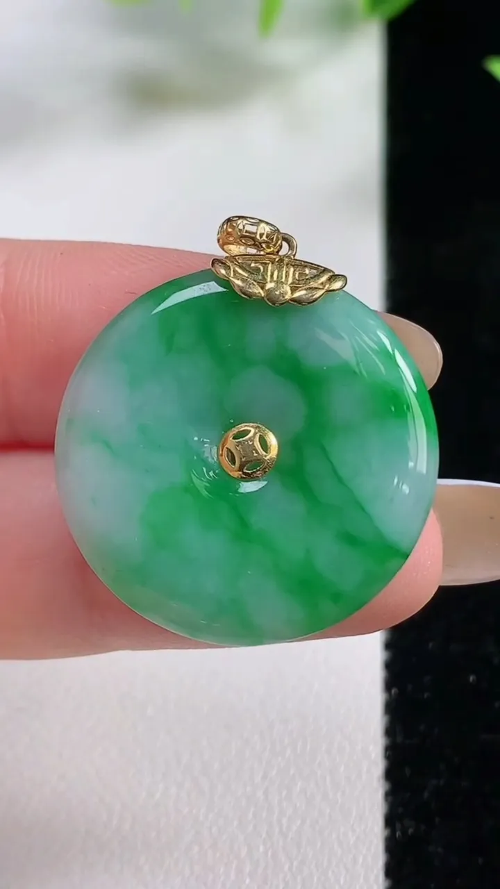 天然A货翡翠平安扣吊坠，尺寸25.6-3.8，重量:5.64g
11月9日