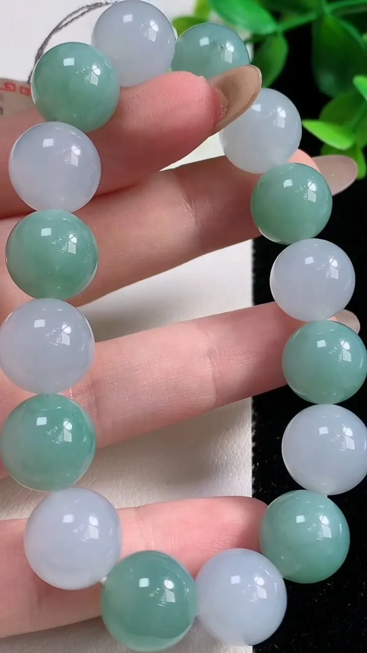 天然A货翡翠圆珠手串16颗，尺寸12.7，重量:54.98g11月9日
工厂直销收藏佳品,种好水足，色泽均匀，有种有色，上手高大气！