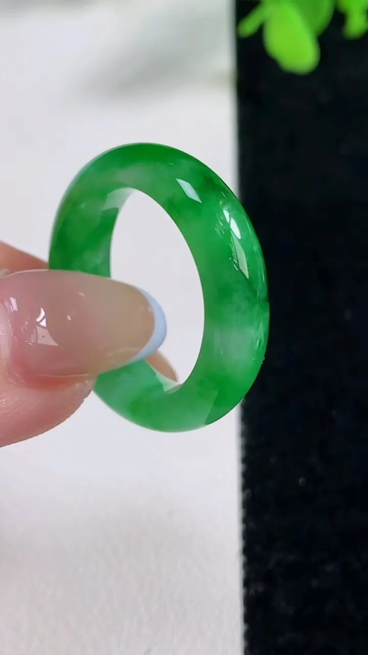 天然A货翡翠指环 戒指，尺寸18.8-6.5-4.1，重量:5.47g2025年11月9日
工厂直销收藏佳品,种好水足，色泽均匀，有种有色，上手高大气！