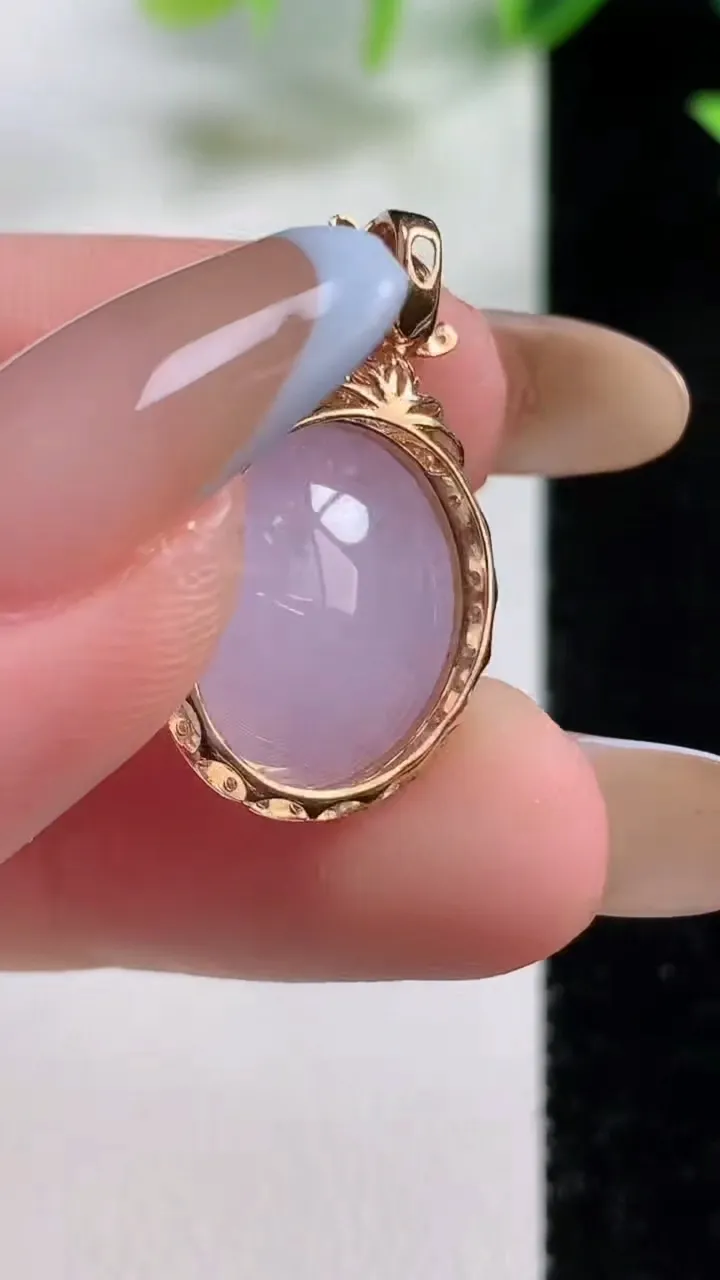 天然A货翡翠种紫罗兰蛋面吊坠，尺寸26.2-15.4-9.7裸石15.7-13.4，重量:4.38g
11月9日，重量:4.38g