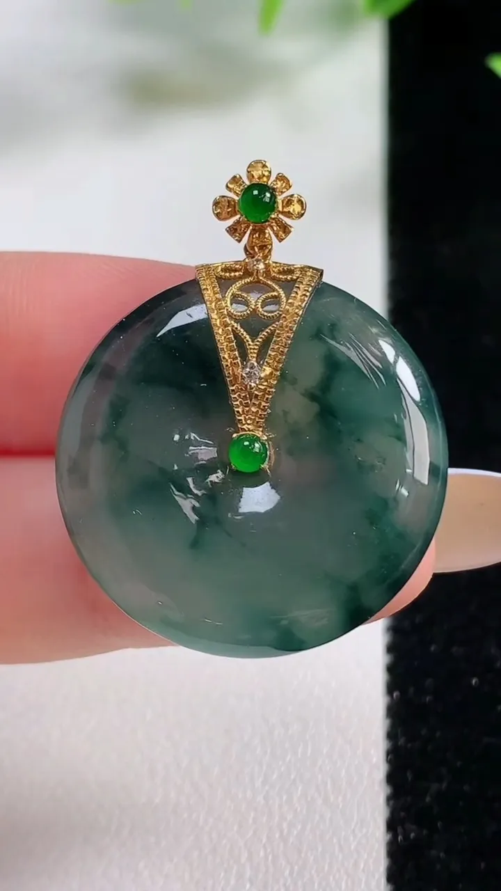 天然A货翡翠种飘花平安扣吊坠，尺寸26.5-5，重量:8.45g
11月9日