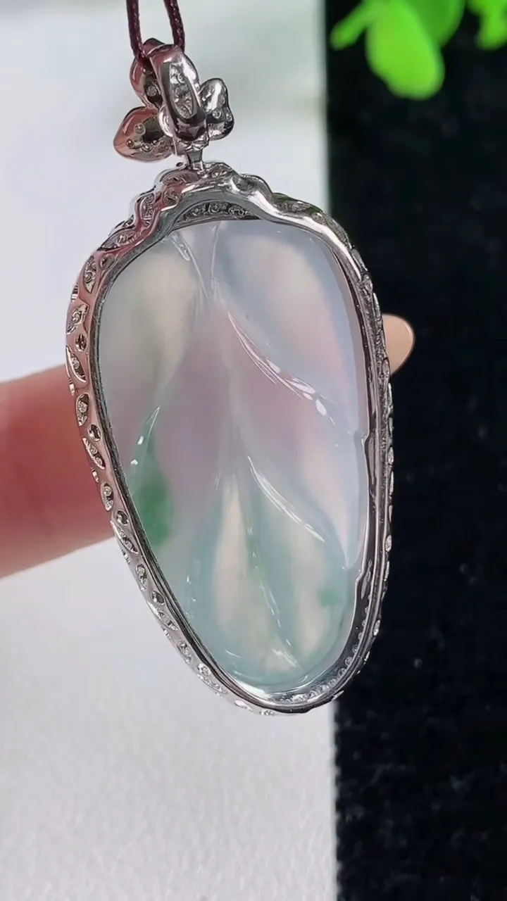 天然A货翡翠种飘花金枝玉叶 叶子吊坠，尺寸44.8-20.6-9.3裸石32-18，重量:8.20g
11月9日