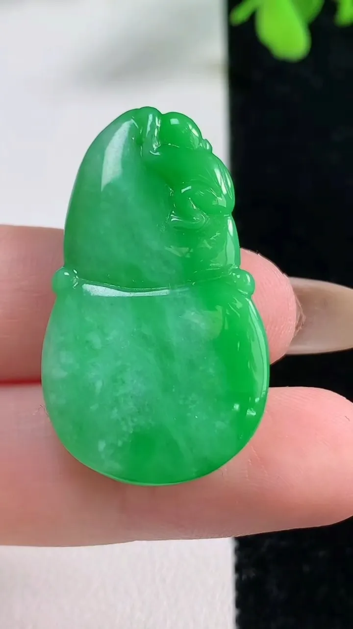 天然A货翡翠葫芦吊坠，尺寸35.6-20.2-6.3，重量:8.57g
11月9日