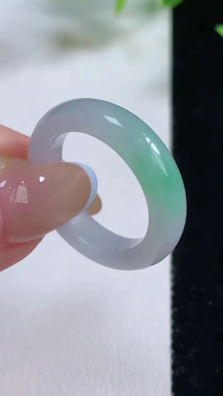 天然A货翡翠指环 戒指，尺寸19.8-5.9-3.8，重量:5.19g2025年11月9日
工厂直销收藏佳品,种好水足，色泽均匀，有种有色，上手高大气！