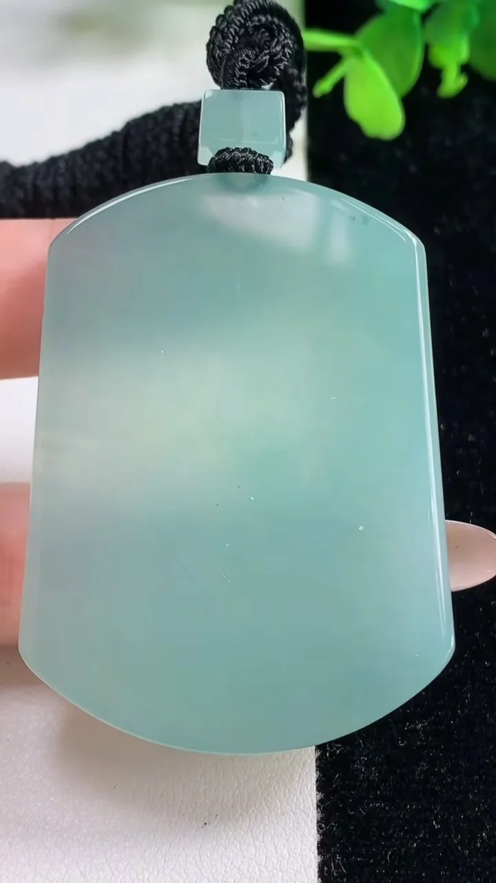 天然A货翡翠无事牌吊坠，尺寸54.8-40-5.8，重量:39.40g
11月9日