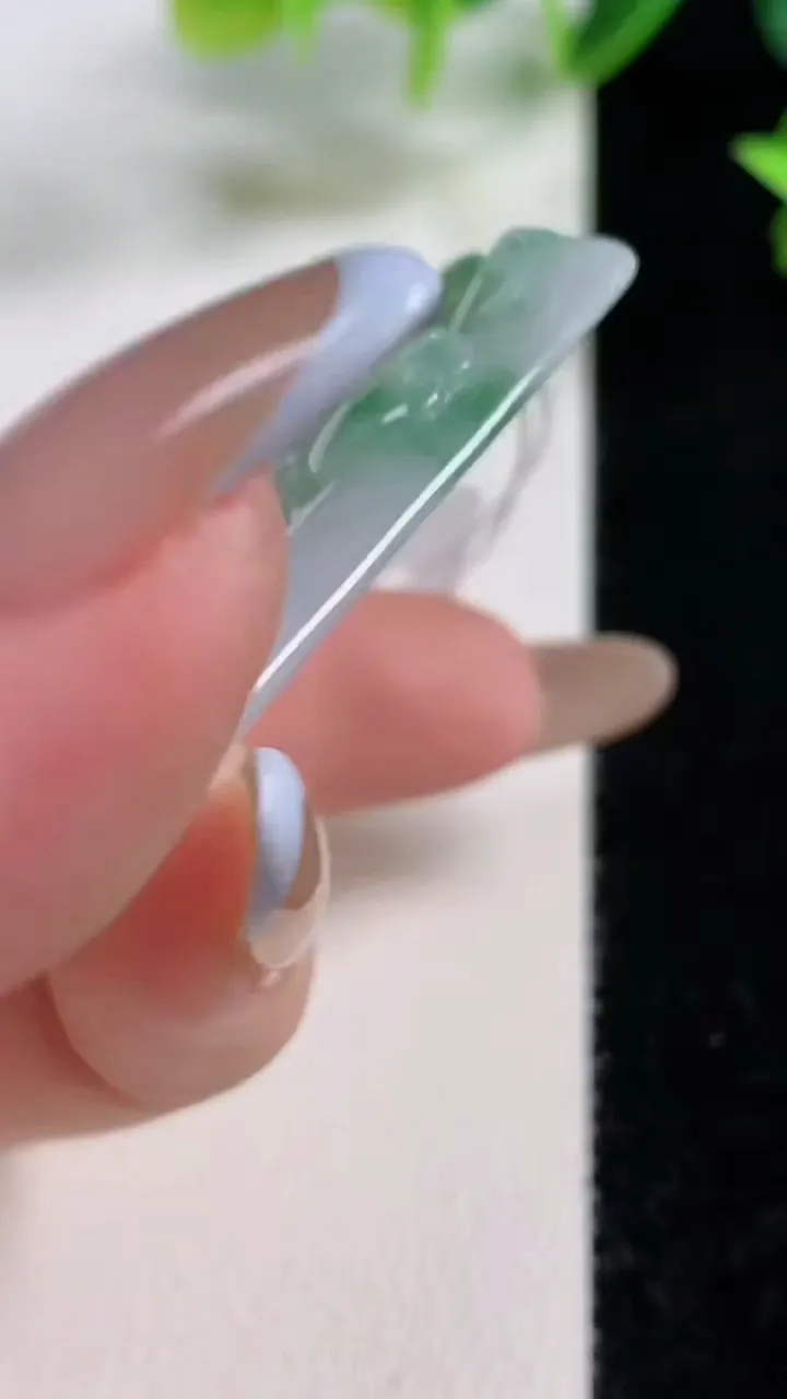 天然A货翡翠冰种飘花龙牌吊坠，尺寸54.2-42.5-5.7，重量:27.28g
11月9日