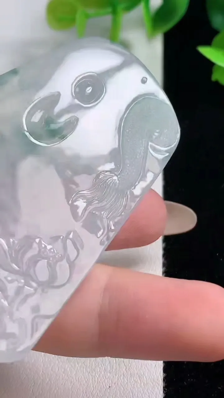 天然A货翡翠冰种飘花祥龙大日如来吊坠，尺寸65.8-40.4-5.8，重量:34.61g
11月9日