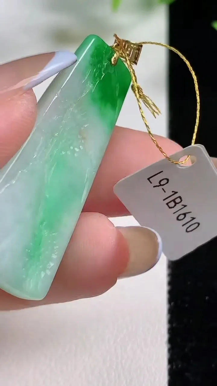 天然A货翡翠山水牌吊坠，尺寸40.8-18-6.7，重量:9.61g
11月9日